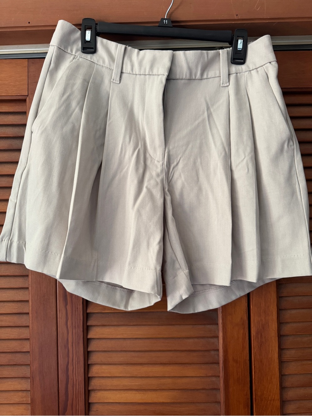 American Eagle Outfitters Cream High-Rise Pleated Shorts